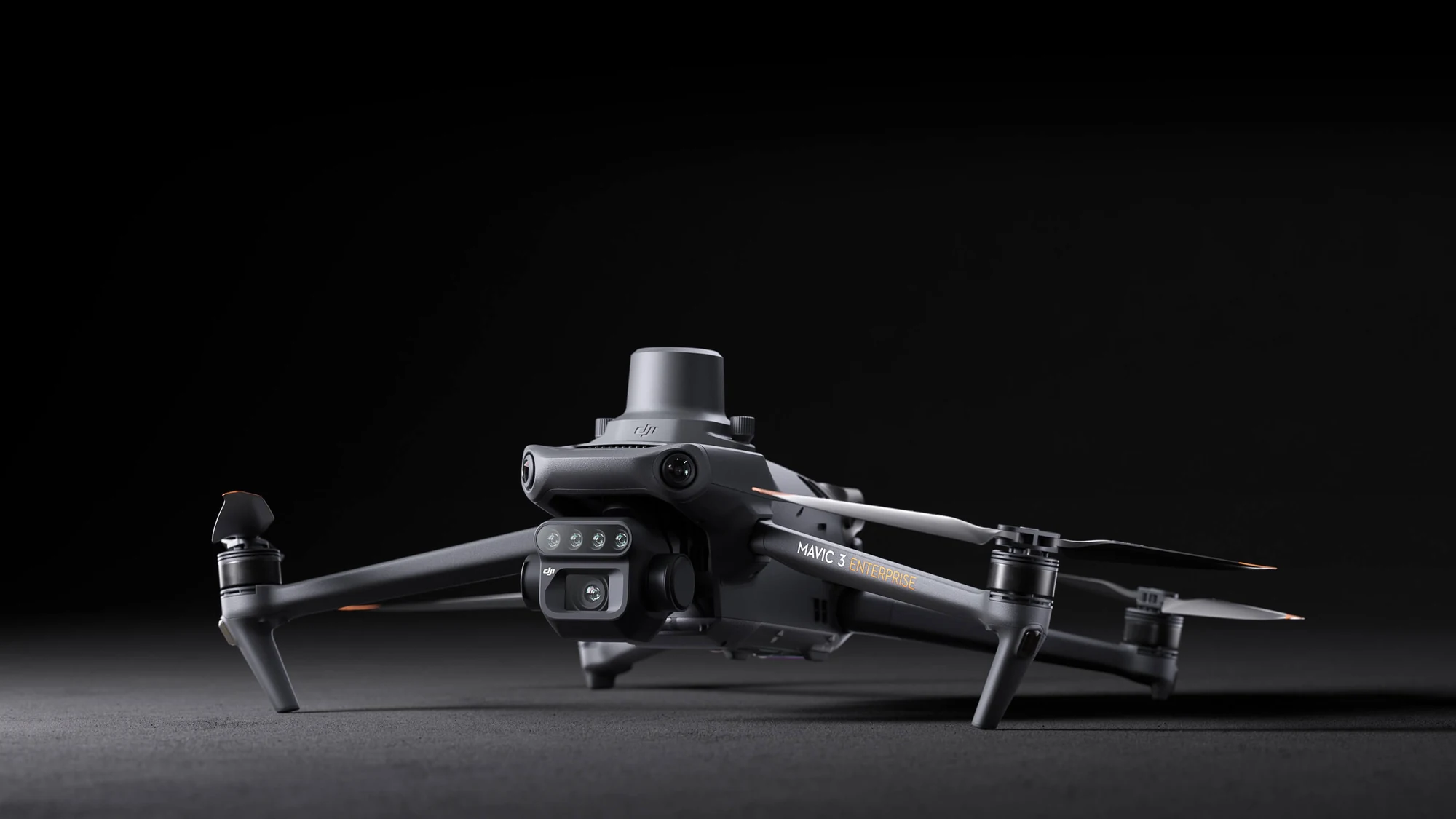 DJI Mavic 3 Multispectral u letu iznad poljoprivredne površine
