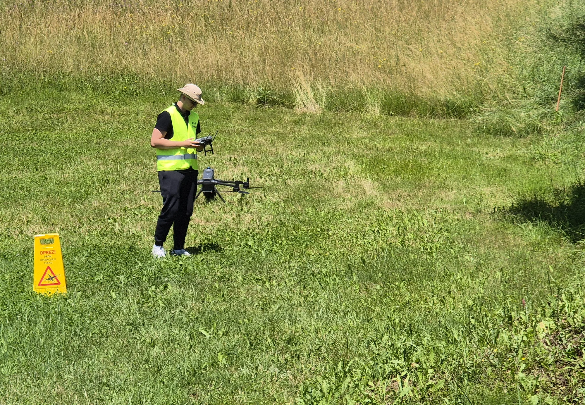 EnergizeDrone operater upravlja DJI Matrice 400 na terenu