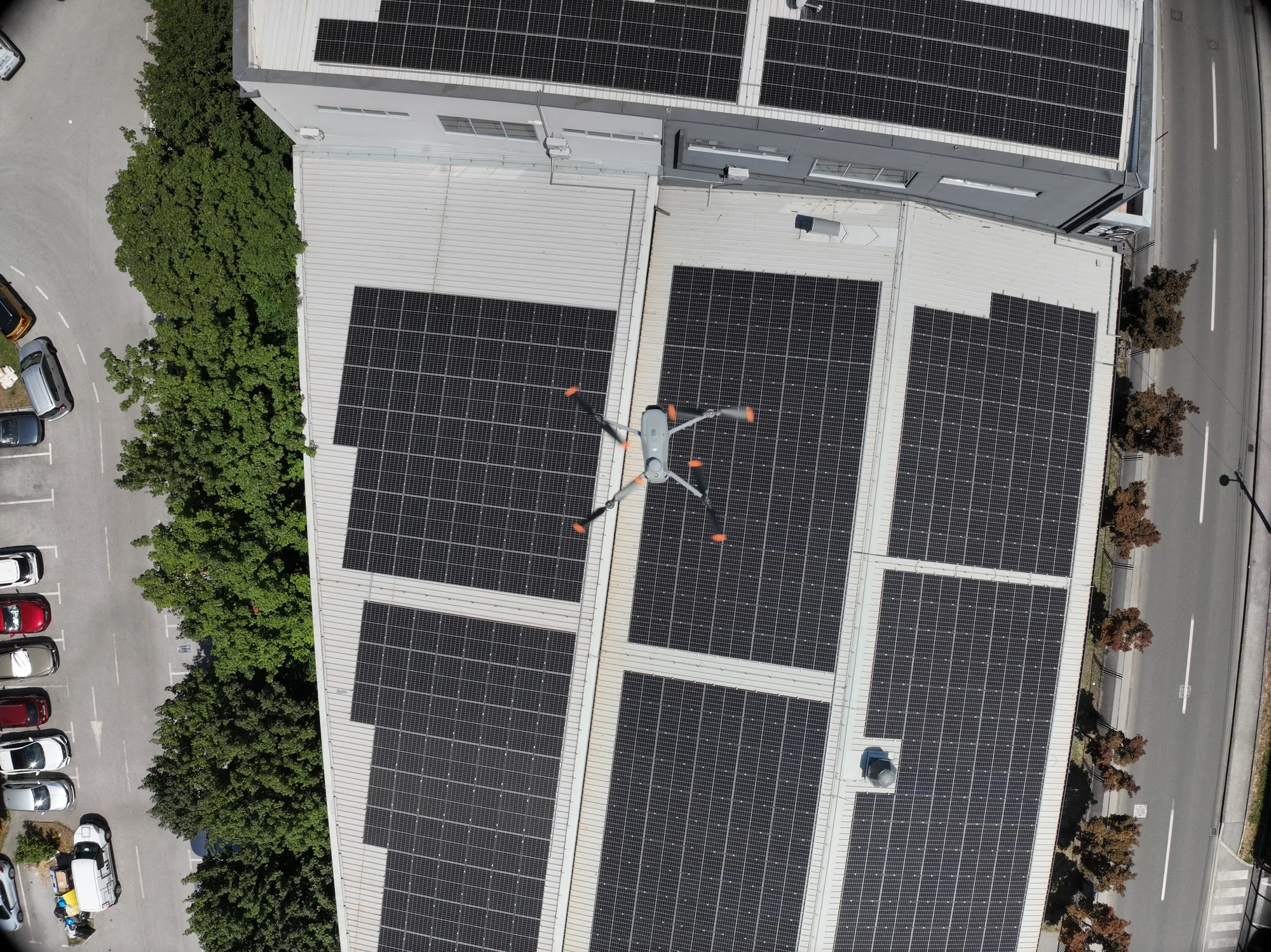 Energize dron tijekom pregleda solarne elektrane