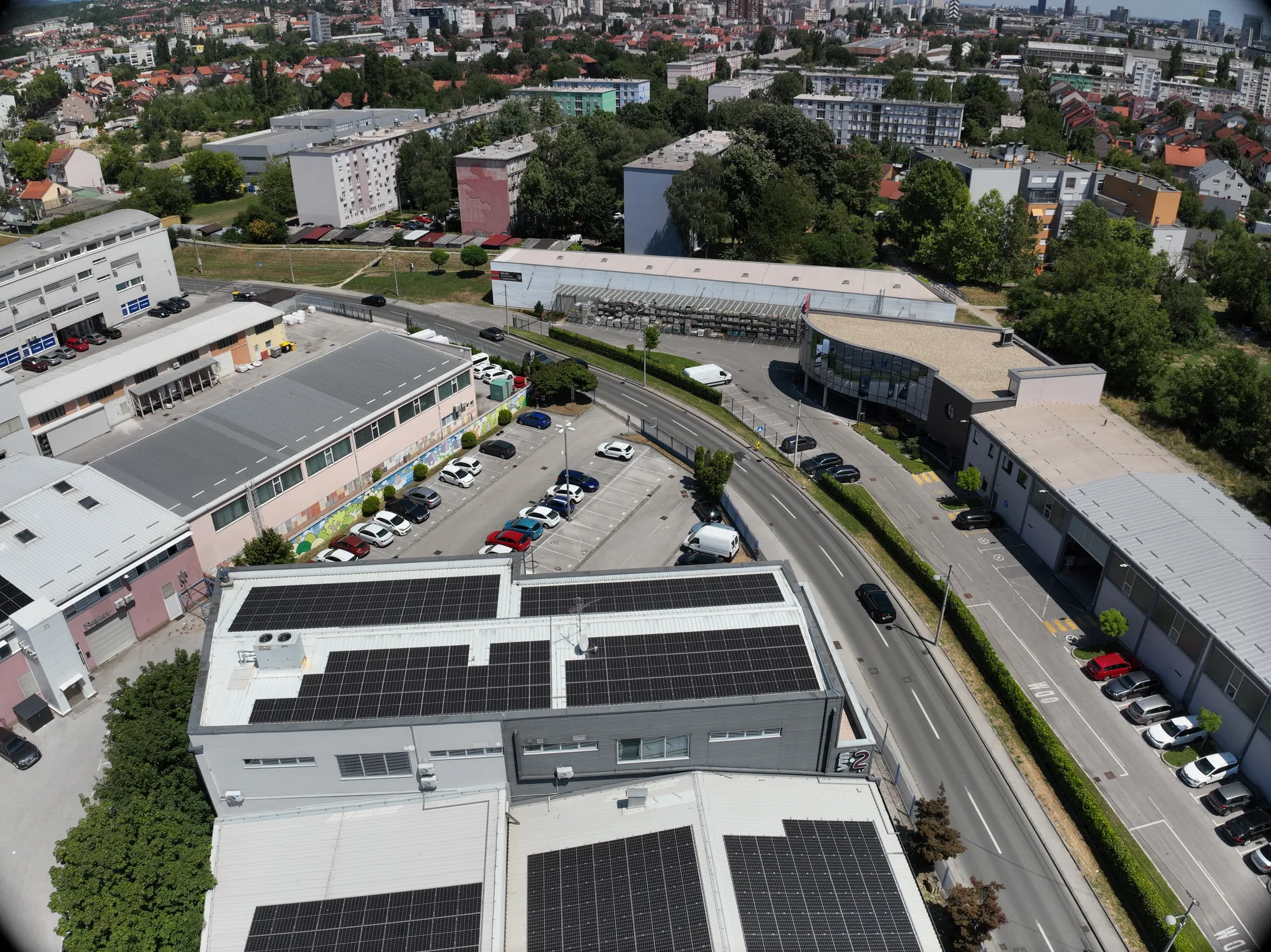 Kosi zračni kadar poslovnog kompleksa i okolnog naselja