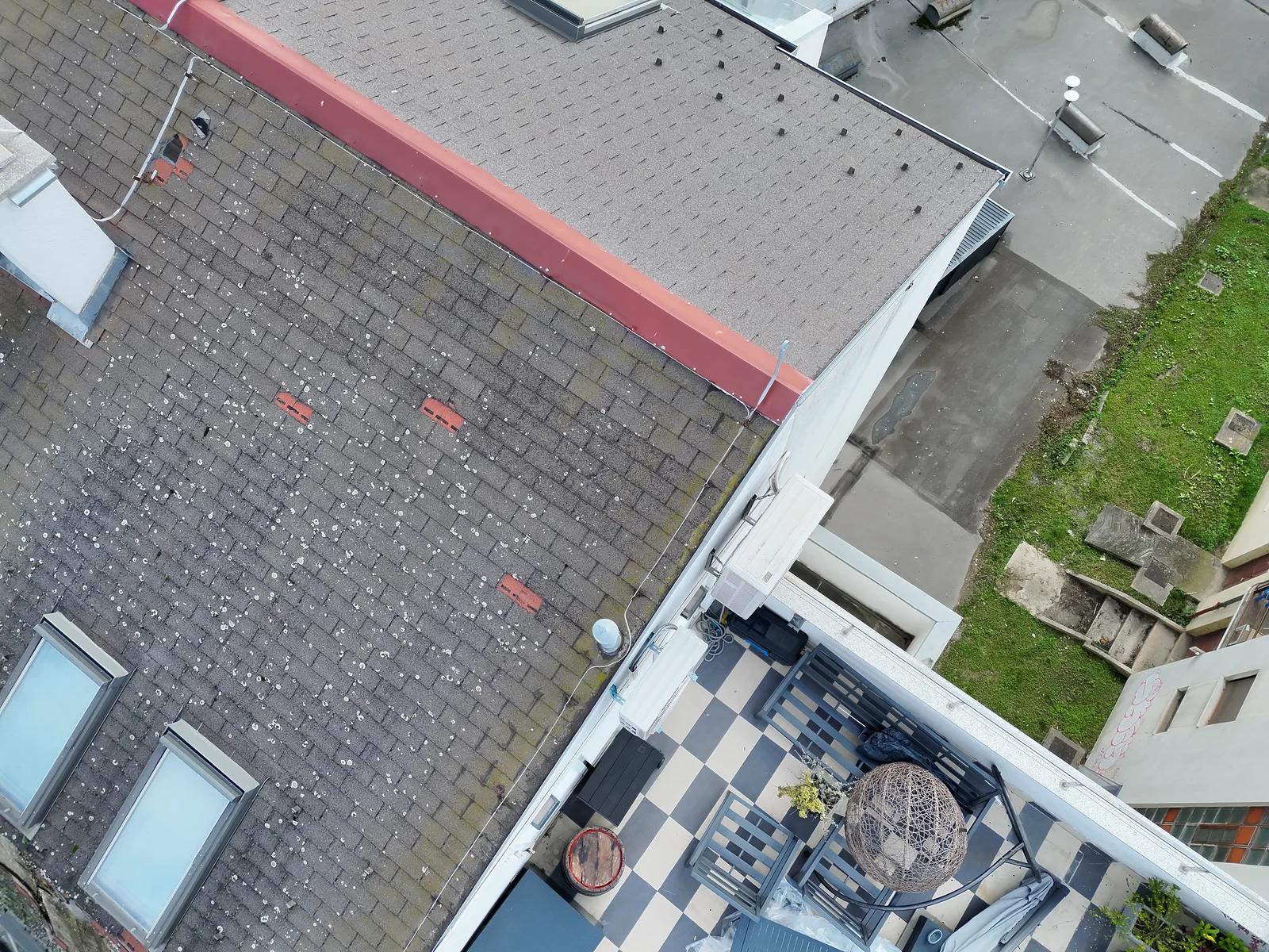 Detaljan zračni pregled krova, instalacija i terasa