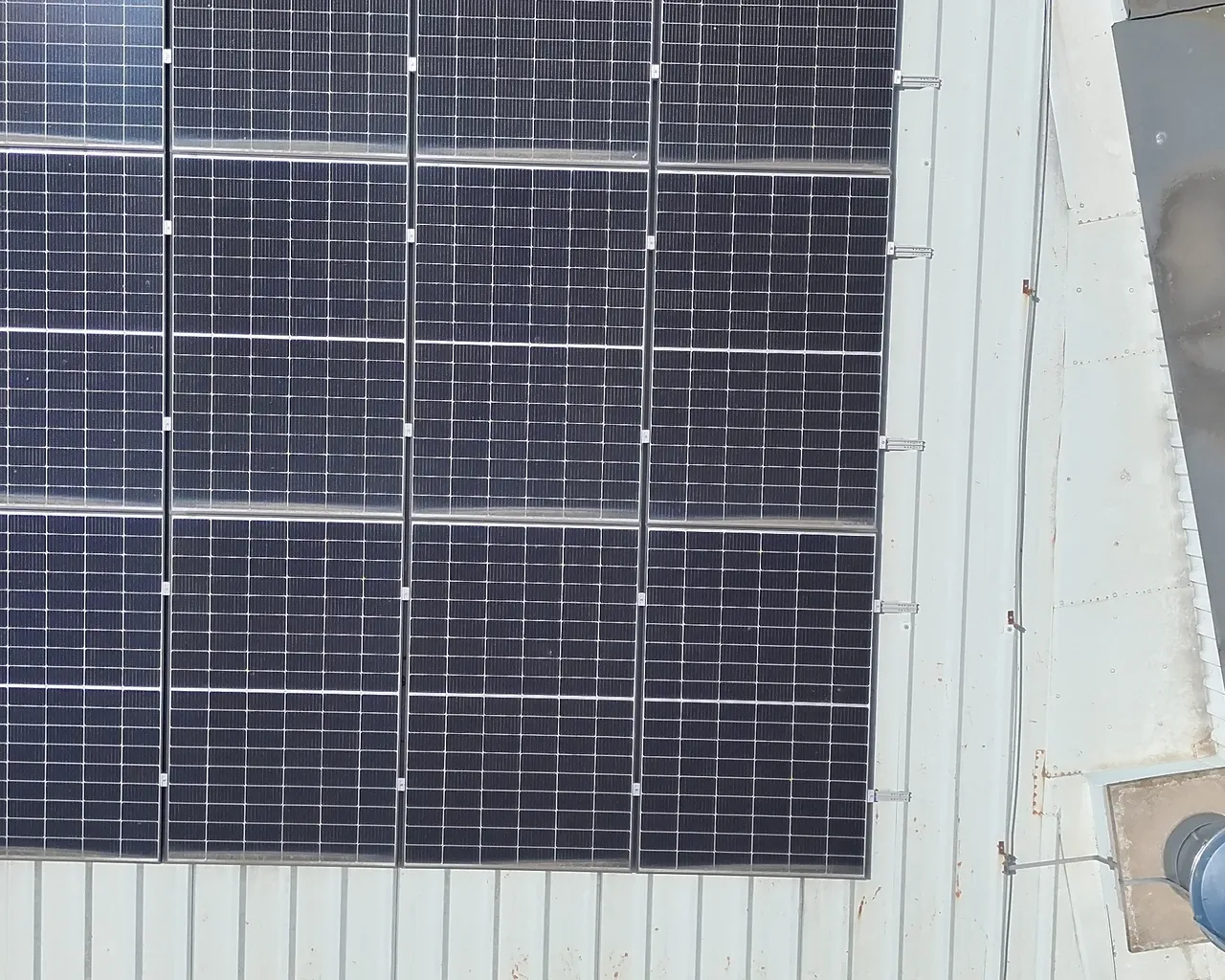 RGB snimka istog dijela solarne elektrane iz zraka